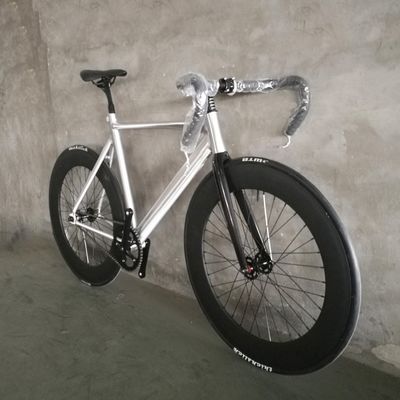 700C CE Ελαφρύ βάρος Αλουμίνιο 7075 Φρέμα Ανθρακονήματα Δαγκάκι Μία ταχύτητα Σταθερή Γεράκιση ποδήλατο